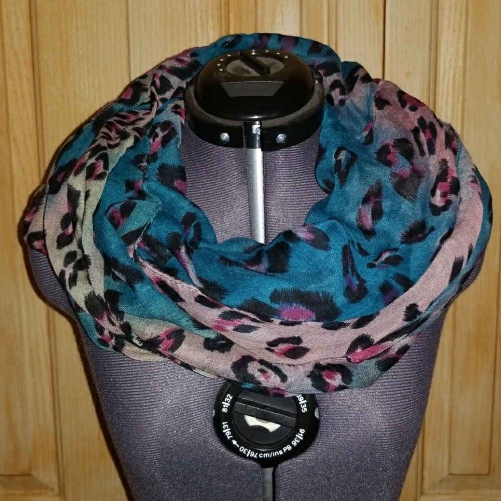 NWOT Lightweight Infinity Scarf